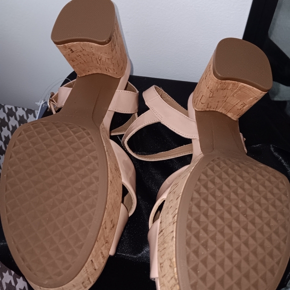 New AEROSOLES Cork Heel and Platform Tan Sandals with Crisscross Straps - Picture 3 of 4